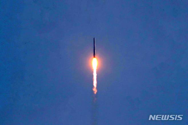 [여수=뉴시스] 김선웅 기자 = 25일 전남 여수시 낭도에서 바라본 고흥 나로우주센터 발사대에서 한국형 우주 발사체 누리호(KSLV-Ⅱ)가 발사돼 우주로 날아오르고 있다. 지난 24일 통신문제로 예정된 발사가 하루 연기된 누리호의 3차 발사에서는 1,2차 시험 발사 때와는 달리 주탑재위성인 차세대소형위성 2호와 민간 위성 등을 포함해 실제 우주 임무를 수행하는 8기의 실용 위성이 누리호에 탑재됐다. 2023.05.25. mangusta@newsis.com