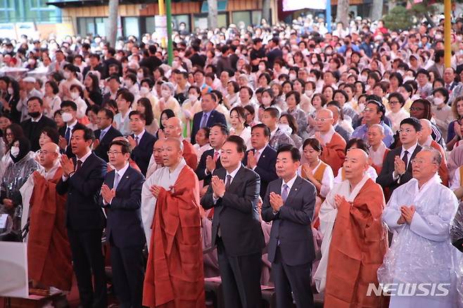 [서울=뉴시스] 홍효식 기자 = 윤석열 대통령을 비롯한 참석자들이 27일 서울 종로구 조계사에서 열린 불기 2567년 '부처님오신날' 봉축법요식에서 합장하고 있다. 2023.05.27. yesphoto@newsis.com
