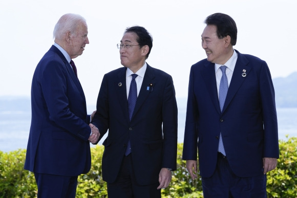 다시 만난 한미일 정상 - G7 정상회의 참관국 자격으로 일본을 방문 중인 윤석열 대통령이 21일 한미일 정상회담에 앞서 조 바이든 미국 대통령, 기시다 후미오 일본 총리와 함께하고 있다. 2023.5.21 히로시마 AP 연합뉴스