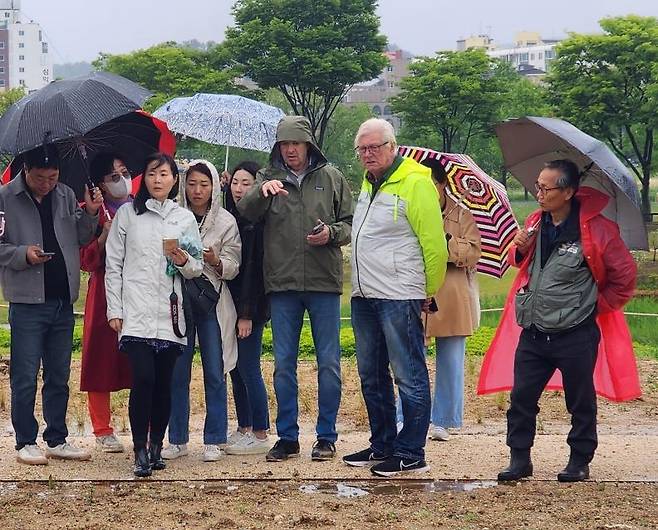 지난 5일 울산 태화강 국가정원을 방문한 정원 디자이너 피트 아우돌프(Piet Oudolf)와 조경전문가 바트 후스(Bart Hoes)가 자연주의정원에 식재된 식물 생육상태를 점검하고 있다. [울산시 제공. 재판매 및 DB 금지]