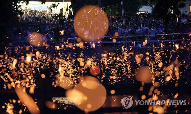 2023 함안 낙화놀이 (함안=연합뉴스) 김동민 기자 = 부처님오신날인 27일 오후 경남 함안군 무진정에서 2023 함안 낙화놀이가 진행되고 있다. 2023.5.27 image@yna.co.kr