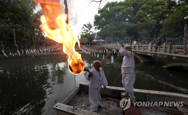 함안 낙화놀이 시작합니다 (함안=연합뉴스) 김동민 기자 = 부처님오신날인 27일 오후 경남 함안군 무진정에서 2023 함안 낙화놀이가 열리고 있다. 2023.5.27 image@yna.co.kr