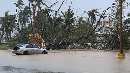 지난 25일 태풍 마와르의 피해를 입은 괌 하가트나의 한 은행 주차장 모습. 사진=AP