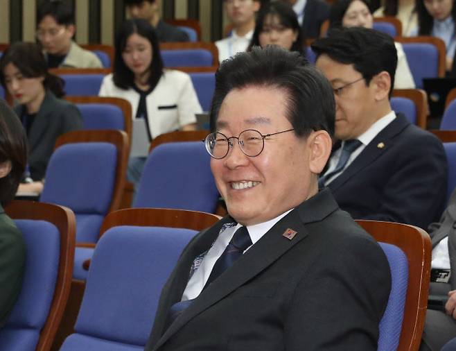 이재명 더불어민주당 대표가 지난 25일 서울 여의도 국회에서 열린 의원총회에서 밝게 미소를 짓고 있다.(사진=뉴스1)