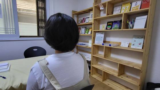 26일 서울 은평구 '두더집'에서 만난 다온(가명·28)씨가 JTBC 취재진과 인터뷰를 하고 있는 모습. 〈사진=이지현 기자〉