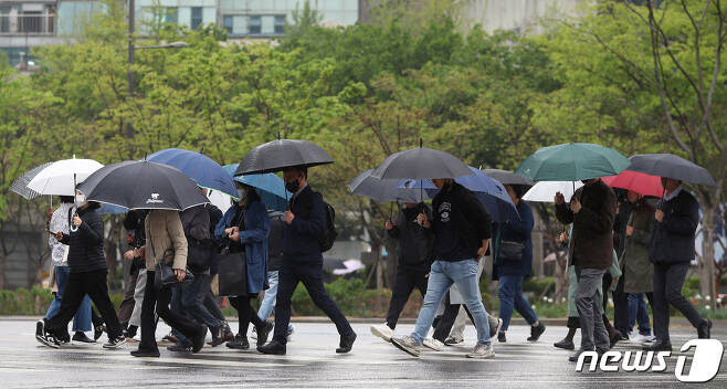 서울 광화문네거리에서 우산을 쓴 시민들이 출근길 발걸음을 옮기고 있다. ⓒ News1 신웅수 기자