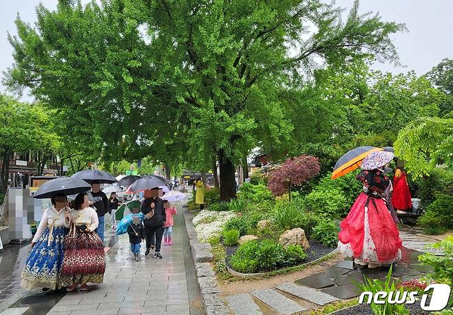 비 내리는 전북 전주한옥마을에서 관광객들이 봄 정취를 만끽하고 있다.2023.5.7/뉴스1 ⓒ News1 강교현 기자