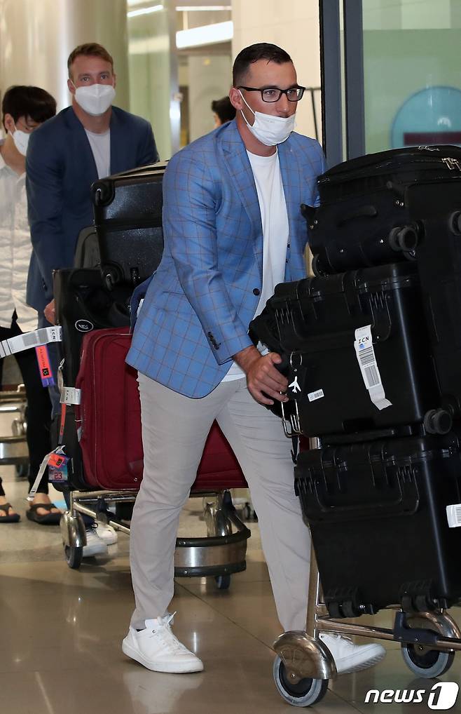 NC 다이노스 테일러 와이드너(오른쪽)와 에릭 페디가 8일 오전 인천국제공항을 통해 2023 스프링캠프를 마친 후 귀국하고 있다. 2023.3.8/뉴스1 ⓒ News1 박정호 기자