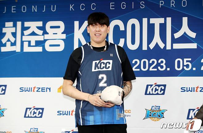 최준용이 22일 오후 서울 강남구 KBL센터에서 열린 KCC이지스 입단 기자회견에서 새 유니폼을 입고 포즈를 취하고 있다. KCC는 FA 최준용을 계약기간 5년, 첫 해 보수총액 6억원(연봉 4억2000만원·인센티브 1억8000만원)에 영입했다. 2023.5.22/뉴스1 ⓒ News1 박지혜 기자