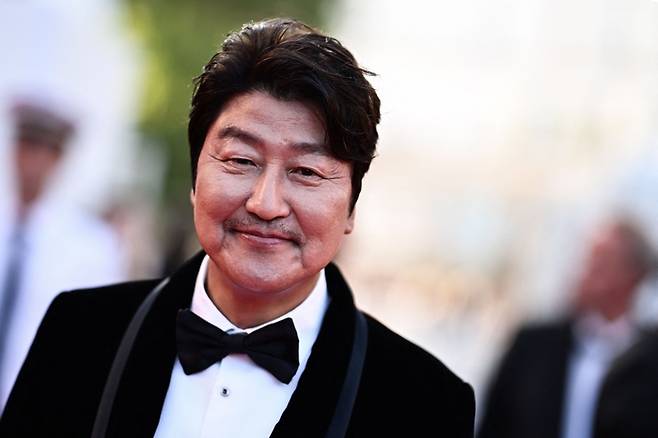 제 76회 칸국제영화제 폐막식에 여우주연상 시상자로 나선 배우 송강호. 칸|AFP연합뉴스
