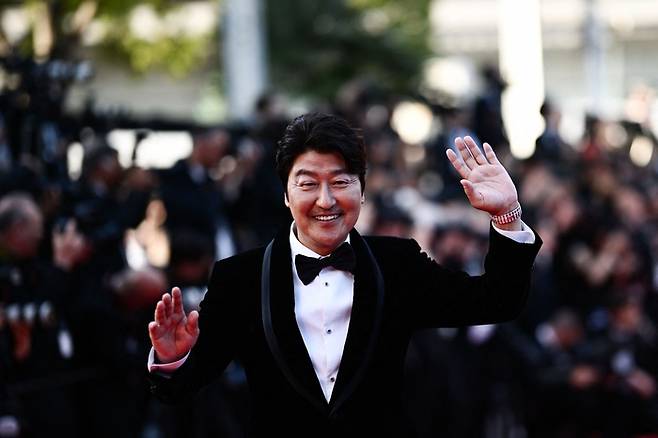 제 76회 칸국제영화제 폐막식에서 여우주연상 시상자로 나선 배우 송강호. 칸|AFP연합뉴스