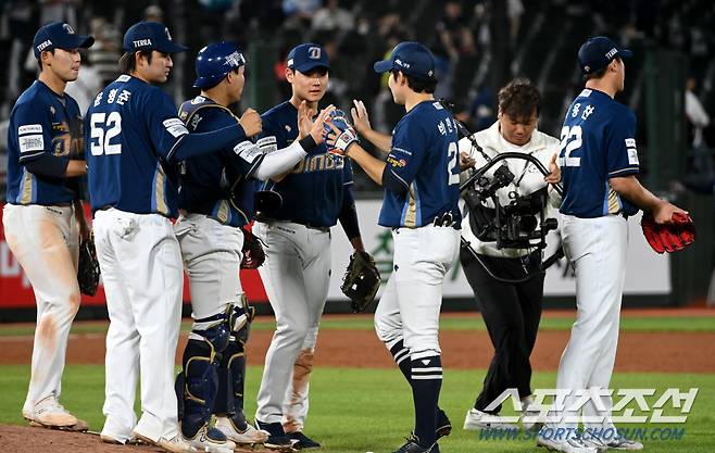 2023 KBO리그 NC 다이노스와 롯데 자이언츠의 경기가 24일 부산 사직구장에서 열렸다. NC가 3대1로 승리했다. 경기 종료 후 기쁨을 나누는 NC 선수들의 모습.  부산=허상욱 기자wook@sportschosun.com/2023.05.24/