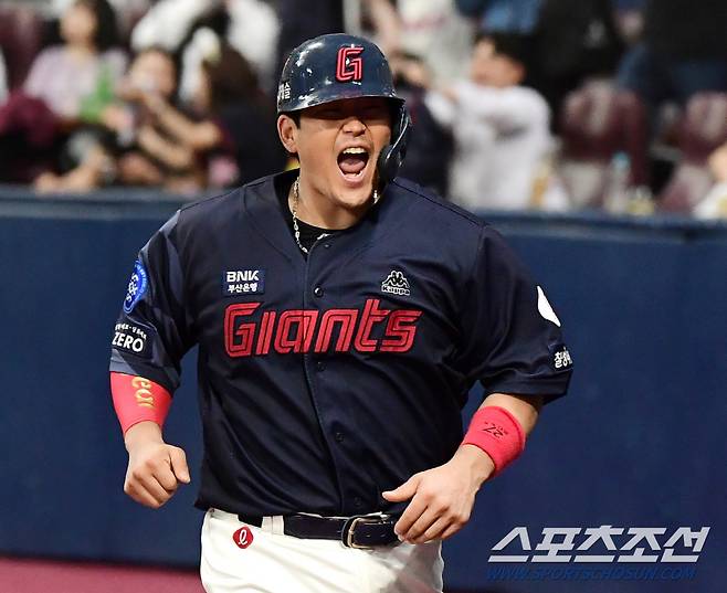 27일 서울 고척스카이돔에서 열린 롯데와 키움의 경기. 7회초 1사 2, 3루 안권수가 2타점 적시타 때 홈인한 유강남이 환호하고 있다. 고척=정재근 기자 cjg@sportschosun.com/2023.5.27/