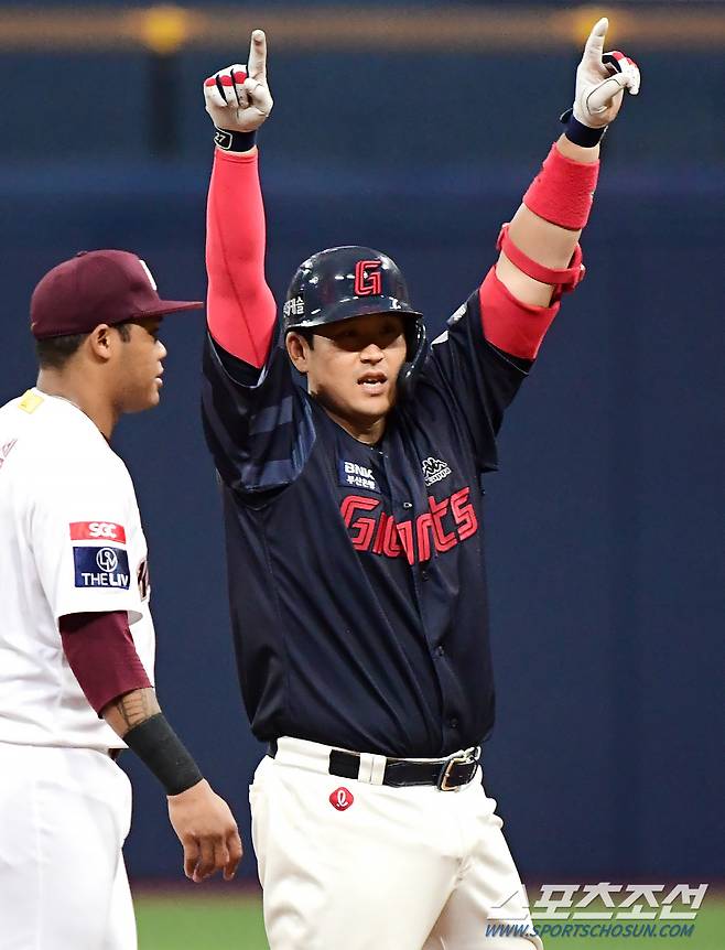27일 서울 고척스카이돔에서 열린 롯데와 키움의 경기. 7회초 1사 1, 2루 유강남이 1타점 적시타를 치고 2루까지 진루해 환호하고 있다. 고척=정재근 기자 cjg@sportschosun.com/2023.5.27/