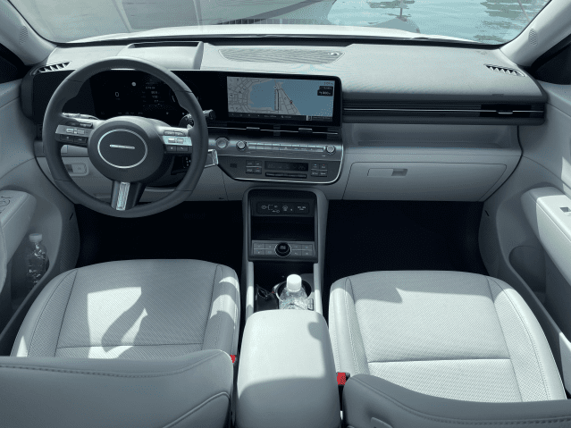 먼저 시트에 앉아 스티어링휠(운전대)을 잡으면 헤드업 디스플레이가 전면에 비쳤다. 어떤 환경에서도 선명하게 보이는 헤드업 디스플레이는 크지도 작지도 않게 눈에 확 들어왔다. 현대차답지 않은 살짝 묵직한 운전대도 만족할 만했다. (사진=김재성 기자)