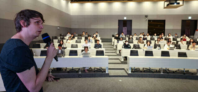 LG AI연구원의 폴 베르턴스 연구원이 지난 22일 서울 마곡 LG사이언스파크에서 열린 LG 에이머스 멘토링 데이에서 해커톤 경험을 주제로 강연을 하고 있다. (사진=LG)