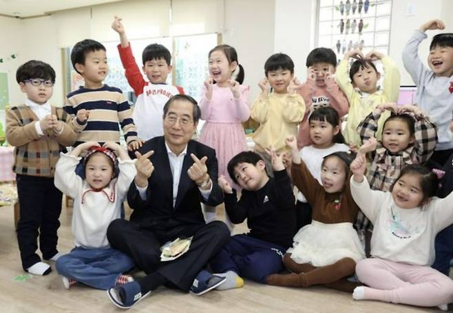 한덕수 국무총리가 지난 3월 24일 서울 구로구 구로삼성어린이집을 방문해 어린이들과 기념 촬영하고 있다.(사진=연합뉴스)