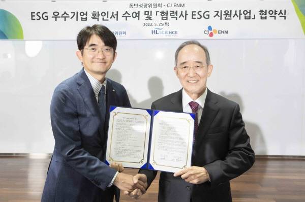 윤상현 CJ온스타일 대표이사(왼쪽)과 오영교 동반성장위원장이 기념사진을 찍고 있다. [사진제공=CJ온스타일]