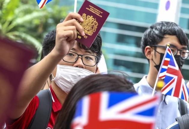홍콩의 한 시민이 반중 시위를 벌이며 BNO여권을 들어 보이고 있다. 이 시위에서 한 시민은 "차라리 영국에 이민 가서 2등 시민이 되겠다"고 주장했다./DW