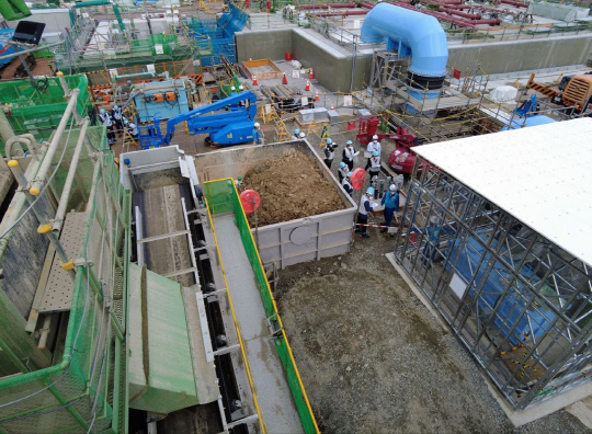 한국 정부의 후쿠시마 오염수 전문가 시찰단이 지난 24일 후쿠시마 제1원자력발전소 현장 시찰을 하고 있다. 연합뉴스