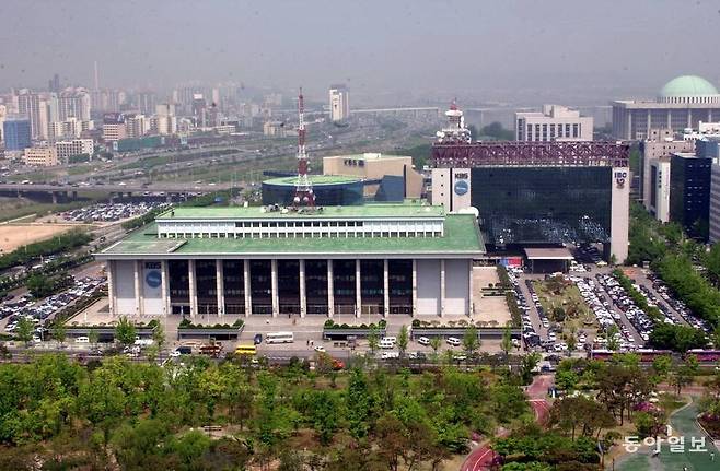 여의도는 섬이라는 지리적 특성에 금융과 방송 관련 기업들이 밀집해 있다는 공통점에  ‘한국의 맨해튼’을 불렸다. 사진은 KBS 본관 모습이다. 동아일보 DB