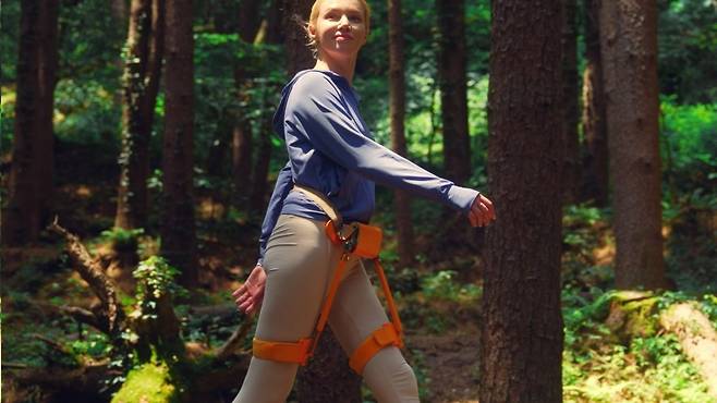 모델이 보행 보조 착용형 로봇을 입고 산길을 걷는 모습.