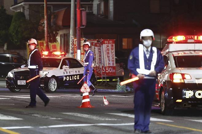 25일 일본 나가노현 나카노에서 경찰관들이 총격 용의자가 은신한 건물 주변을 통제하고 있다. 경찰은 한 남성이 여성을 흉기로 찔렀다는 신고를 받고 출동한 경관 2명이 이 남성이 쏜 엽총에 맞아 여성과 함께 병원으로 옮겨졌으나 모두 숨졌다고 밝혔다. 2023.05.26.  AP/뉴시스