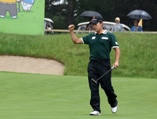 18번 홀 이글 퍼트를 집어넣고 주먹을 불끈 쥔 김동민. [KPGA 제공]