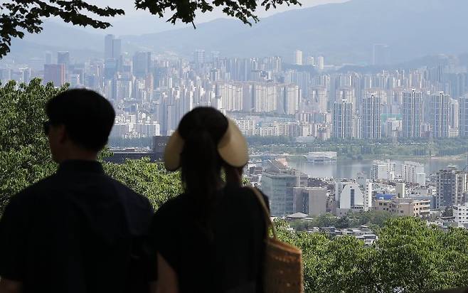 서울 중구 남산에서 바라본 아파트 단지. 사진=뉴스1