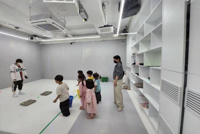 ▲해운대구 우2동 어린이작은도서관 들락날락에서 아동들이 놀이 프로그램에 참여하고 있다. /사진=부산시