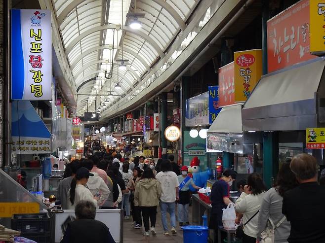 국내외 관광객들이 몰리는 신포국제시장은 인천 개항장, 차이나타운과 지리적으로 연결돼 있다. 차이나타운이 관광지로 각광받으며 신포국제시장도 제2 전성기를 맞았다. 사진=한갑수 기자