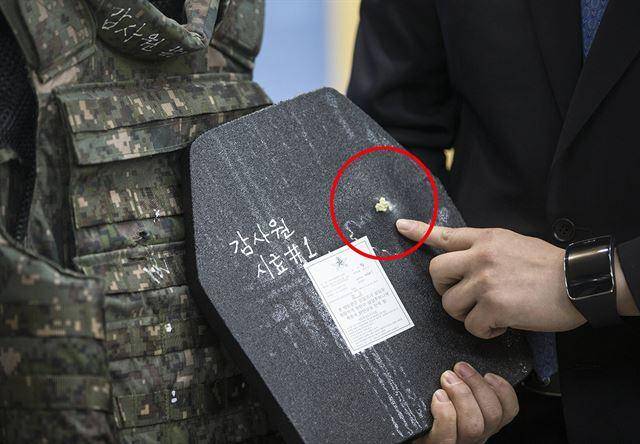2016년 3월 서울 종로구 감사원에서 열린 전력지원물자 획득비리 기동점검 감사 결과 브리핑에서 한 관계자가 철갑탄 방탄 성능 시험으로 전면이 관통된 방탄판과 완전 관통된 방탄복에 대해 설명하고 있다. 연합뉴스