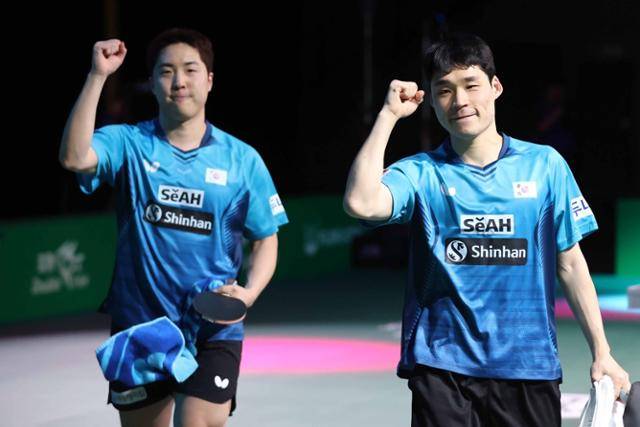 장우진(오른쪽)-임종훈 조가 26일 남아프리카공화국 더반에서 열린 2023 세계탁구선수권 대회 남자복식 준결승에서 독일의 드미트리 오브차로프-파트리크 프란치스카 조를 3-2로 승리한 뒤 기뻐하고 있다. 대한탁구협회 제공