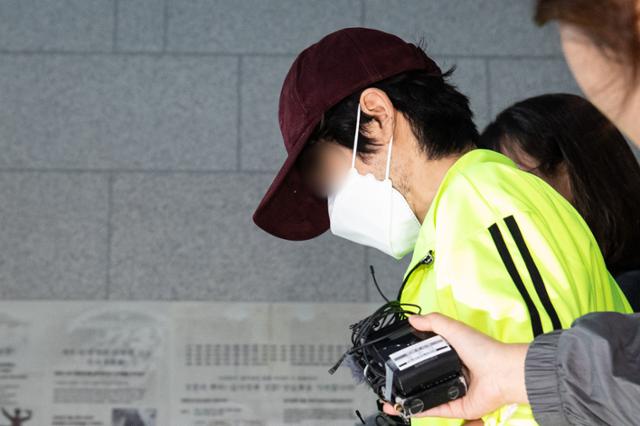 '교제폭력'으로 경찰 조사를 받은 직후 연인을 살해한 혐의를 받는 김모씨가 28일 구속 전 피의자 심문(영장실질심사)에 출석하기 위해 서울 금천경찰서를 나서고 있다. 뉴스1