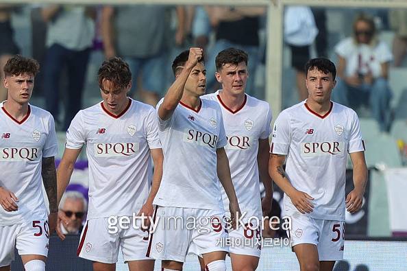 28일 아르테미오 프란키에서 열린 ACF피오렌티나와 AS로마의 경기. 전반전 엘 샤라위(92번)이 선제 골을 터뜨린 뒤 동료들과 기뻐하고 있다. 게티이미지