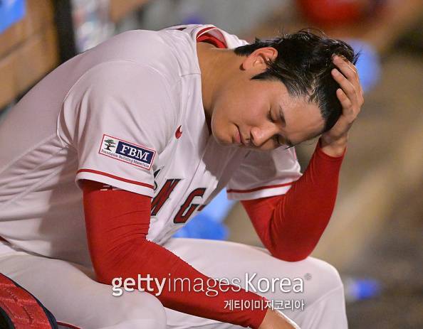 28일 에인절스타디움에서 열린 LA 에인절스와 마이애미 말린스의 경기. 오타니가 6이닝을 마친 뒤 더그아웃에서 아쉬워하고 있다. 게티이미지&nbsp;