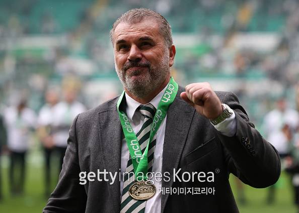 엔제 포스테코글루 감독이 27일 리그 최종전을 마친 뒤 기념 촬영을 하고 있다. 게티이미지