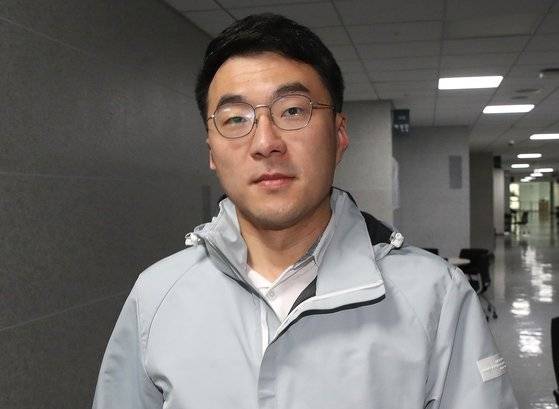 코인 이상거래 의혹을 받는 김남국 의원이 더불어민주당 자진 탈당을 선언한 지난 14일 서울 여의도 국회 의원회관 의원실로 출근하고 있다. 뉴스1