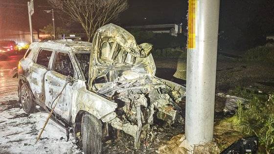 27일 오후 11시 24분 충남 당진시 송산면 국도에서 주행 중이던 스포츠유틸리티차(SUV)가 전봇대를 들이받았다. 이 사고로 차 엔진룸에서 불이 나 37분 만에 꺼졌다. 사진 충남당진소방서