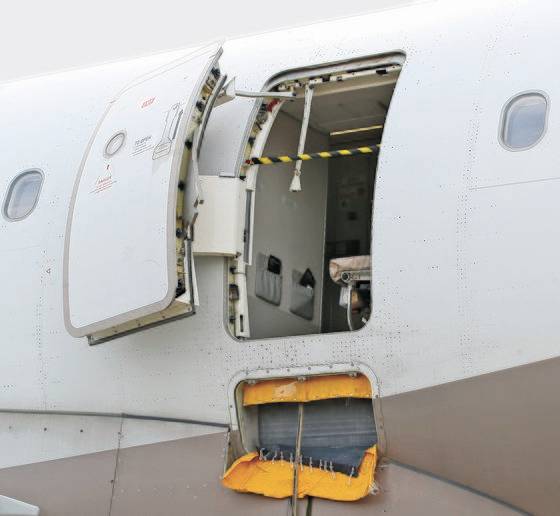 지난 26일 오전 제주에서 대구로 향하던 아시아나 항공기에서 30대 남성이 착륙 전 대구공항 상공에서 비상문을 강제개방하는 사고가 발생해 일부 승객이 병원으로 이송돼 치료를 받고 있다. 이날 오후 비상문이 개방된 채 대구공항에 착륙한 항공기가 계류장에 대기하고 있다. 뉴스1
