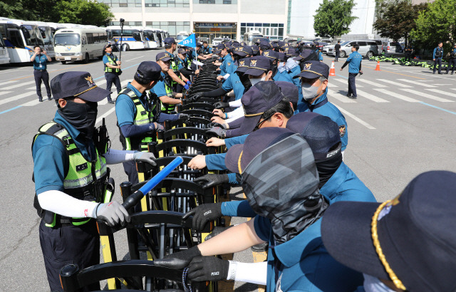 ▲ 25일 서울 중구 서울경찰청 기동본부에서 경찰 기동대원들이 불법 집회·시위 해산과 불법 행위자 검거 훈련을 하고 있다.   [서울경찰청 ]