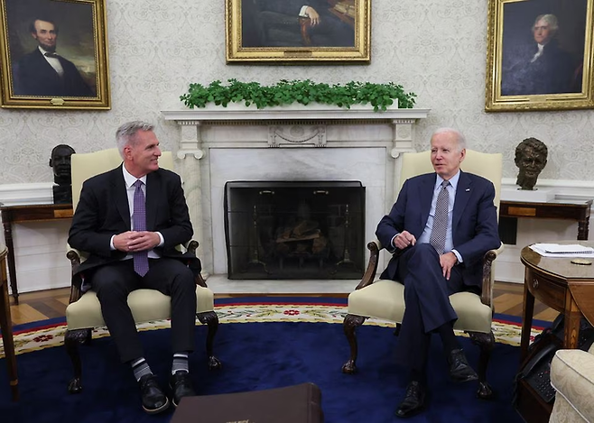 조 바이든 미국 대통령(오른쪽)이 지난 22일(현지시간) 미국 워싱턴 백악관 집무실에서 케빈 매카시 미 연방 하원의장과 부채한도 상향을 논의하고 있다. 로이터연합뉴스