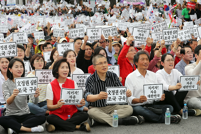 2019년 10월3일 오후 서울 광화문 세종문화회관 앞에서 열린 조국 법무부 장관의 사퇴 촉구 대규모 집회에 당시 자유한국당 황교안 대표와 나경원 원내대표가 참석해 구호를 외치고 있다. 연합뉴스