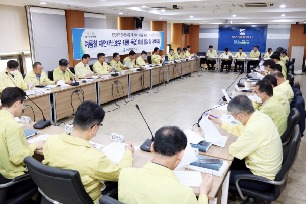 지난 25일 비상경영체제로 들어간 부산교통공사 임직원들이 회의를 진행하고 있다. 부산교통공사 제공
