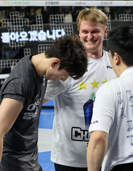 Incheon Korean Air Jumbos head coach Tommi Tiilikainen, right, celebrates with captain Han Sun-soo after winning the 2022-23 V League championship at Ryu Gwansun Gymnasium in Cheonan, South Chungcheong on April 3, 2023. [YONHAP]