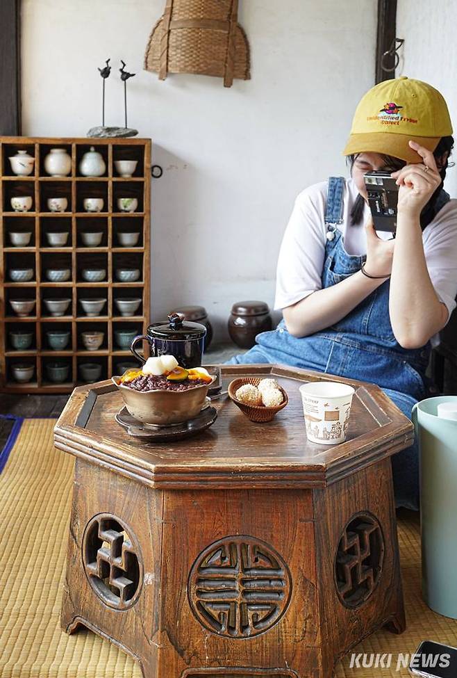 지난 10일 오후 서울 성북구 상허 이태준 가옥을 찾은 20대 조현정씨가 전통차와 한과를 주문한 후 사진을 찍고 있다.&nbsp; &nbsp;사진=김예솔