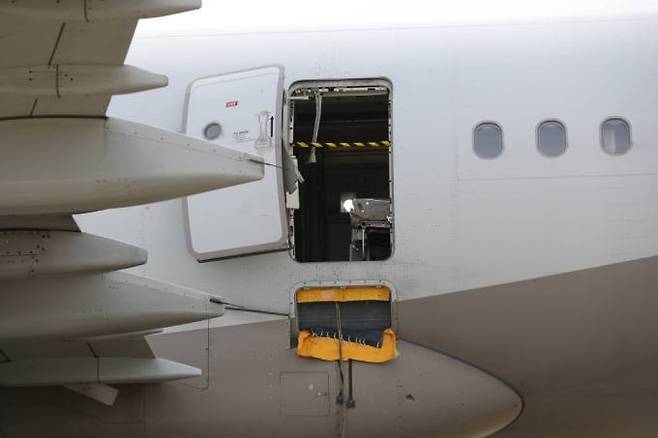 강제 문열림 사고로 기체가 일부 파손된 아시아나항공 에어버스 A321-200. 연합뉴스 