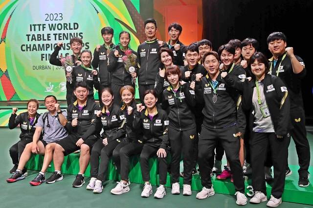 한국 탁구 국가대표팀 선수 및 감독, 코칭스태프 등이 27일(현지시간) 남아프리카공화국 더반의 인터내셔널컨벤션센터(DICC)에서 열린 2023 국제탁구연맹(ITTF) 세계탁구선수권대회를 마무리한 뒤 기념촬영하고 있다. 대한탁구협회