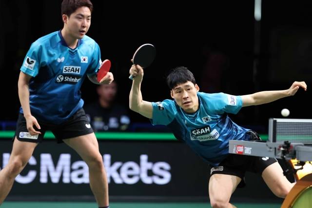 임종훈-장우진이 27일(현지시간) 남아프리카공화국 더반의 인터내셔널컨벤션센터(DICC)에서 열린 2023 국제탁구연맹(ITTF) 세계탁구선수권대회 남자복식 결승전에서 세계랭킹 1위 중국의 판전둥-왕추친 조와 경기하고 있다. 대한탁구협회