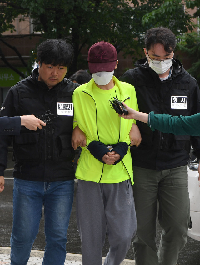 데이트 폭력으로 경찰 조사를 받은 직후 연인을 살해한 혐의를 받는 김 모 씨가 28일 서울 양천구 남부지방법원에서 열린 구속 전 피의자 심문에 출석하고 있다. 권현구 기자